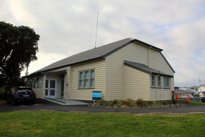 Single-storey hall with weatherboard cladding and gable roof