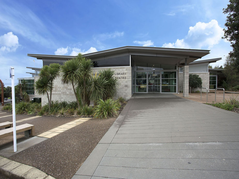 Single-storey library building with flat roof and planted entrance